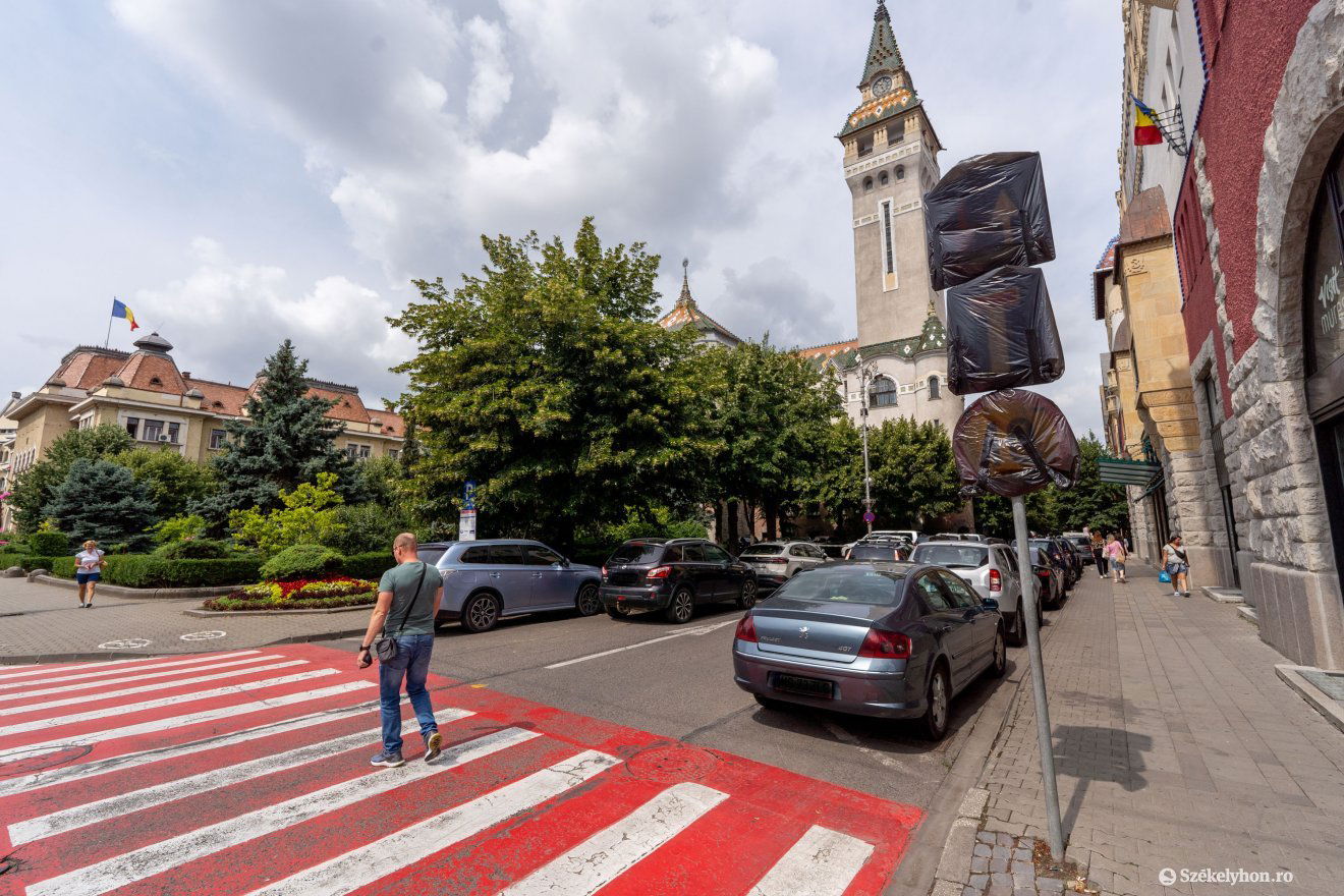 Már kihelyezték az útjelző táblákat, de csak péntektől fedik fel a sofőrök előtt •  Fotó: Haáz Vince