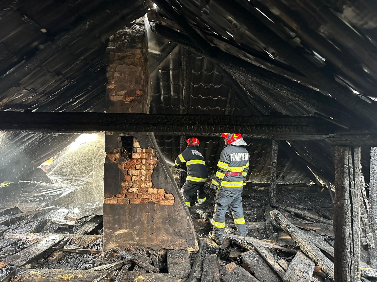 A tetőszerkezet lángolt •  Fotó: Maros megyei ISU