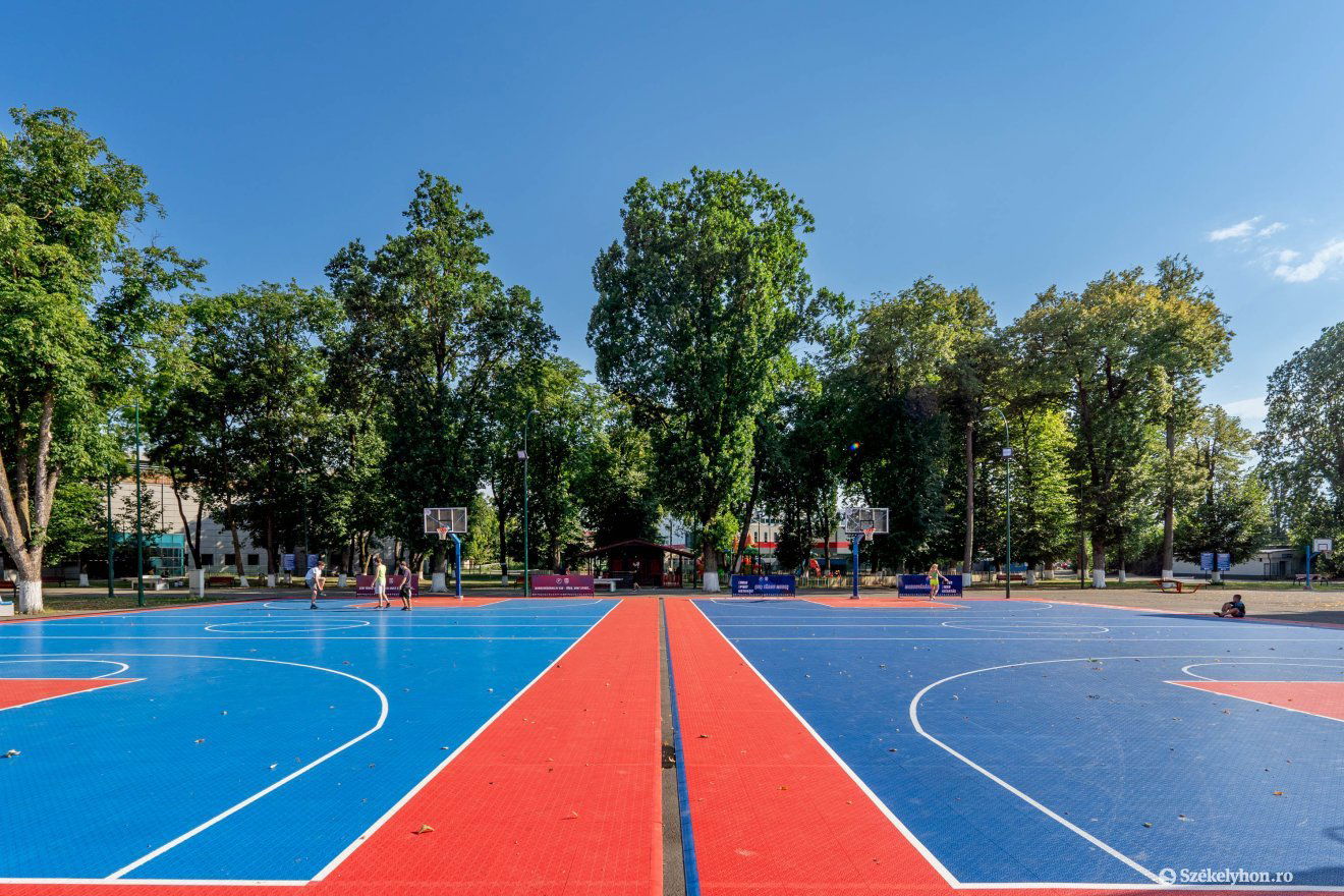 A Ligetben levő sportpályák •  Fotó: Haáz Vince