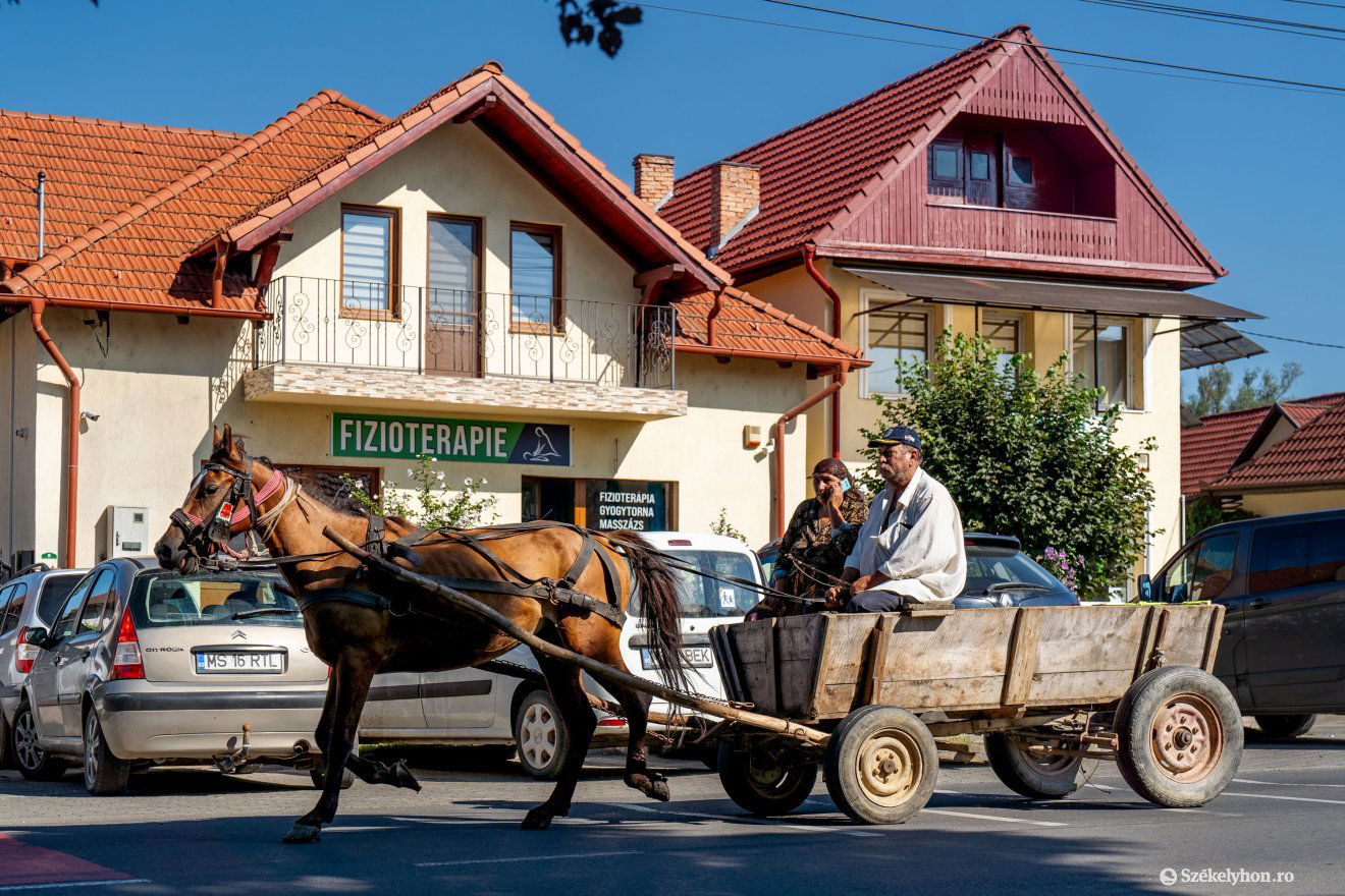 Nem mindenki érkezett autóval •  Fotó: Haáz Vince