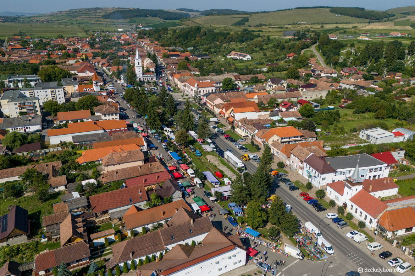 Nyárádszeredában az egész főteret belakták az árusok •  Fotó: Haáz Vince
