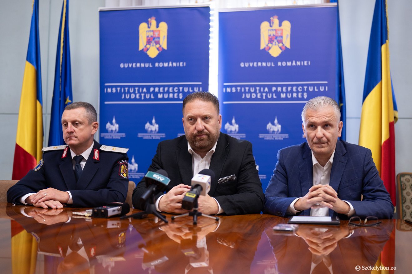 Barabási Antal Szabolcs, Maros megye prefektusa (középen), Sipos Levente, az Aquaserv vezérigazgatója (jobbra) és Handrea Călin Ioan, a Maros megyei katasztrófavédelmi felügyelőség parancsnoka (balra) •  Fotó: Haáz Vince
