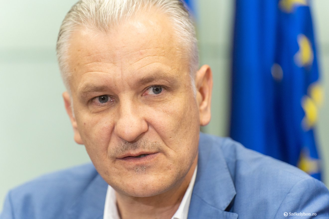 Sipos Levente, az Aquaserv igazgatója: a berendezések itt maradnak arra az eshetőségre, ha a tervezett távolsági vízvezetékkel bármi baj történik •  Fotó: Haáz Vince