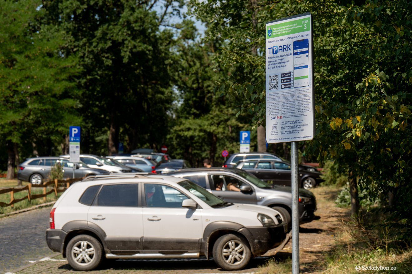 A Somostetőn egyes parkolóhelyekért fizetni kell •  Fotó: Haáz Vince