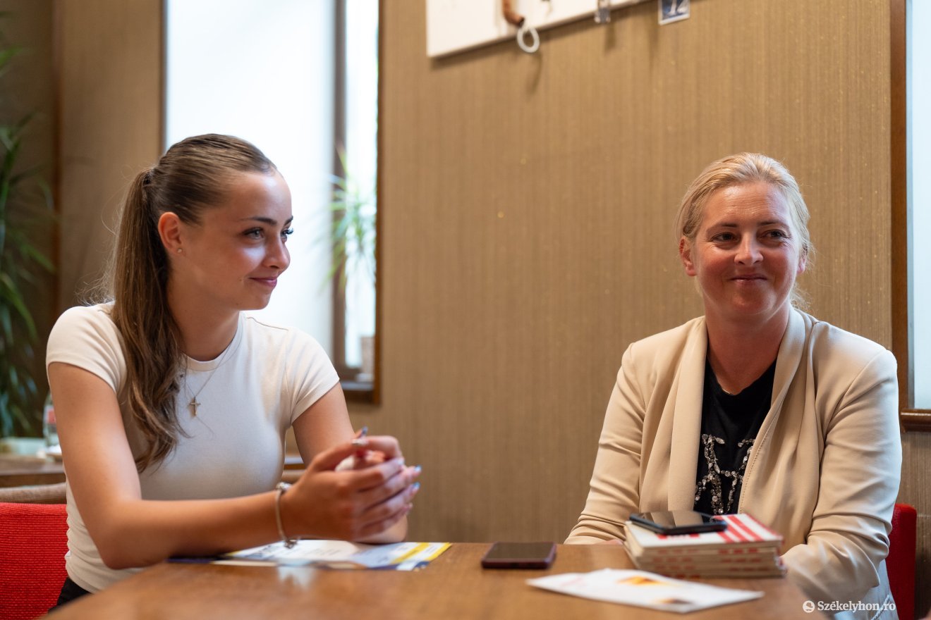 Édesanyja és családja mindig mellette áll, még a strasszköveket is közösen ragasztják fel a fellépőruhákra •  Fotó: Haáz Vince