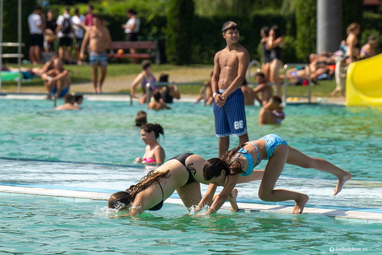 Jó móka a közös strandolás •  Fotó: Haáz Vince