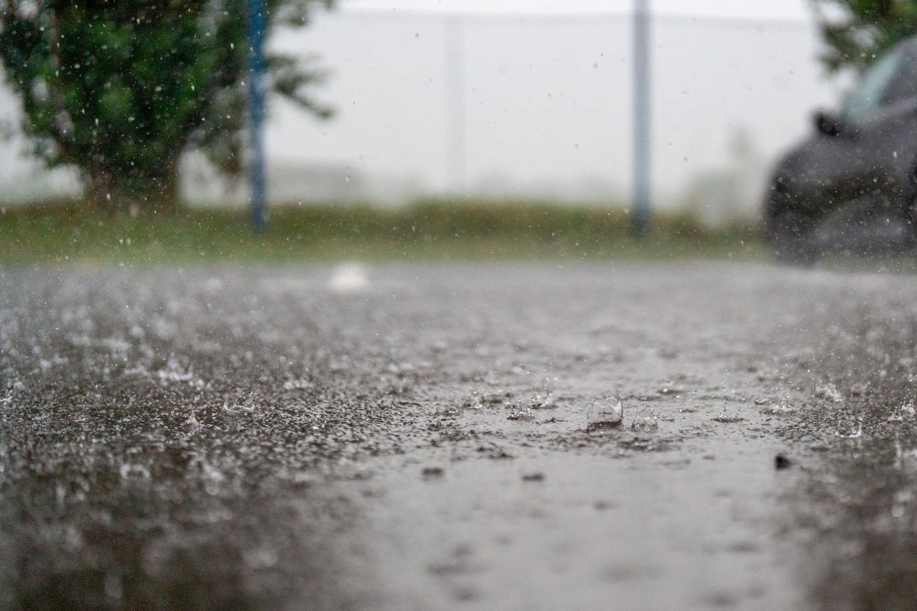 Érkezik a rossz idő: szél, eső és hó is várható a hétvégén