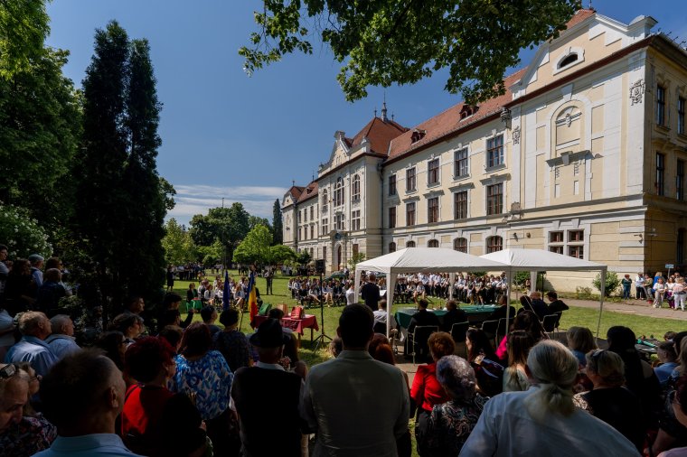 Elballagott egy újabb évfolyam a hivatalosan nem létező, de a kollektív tudatban nagyon is valóságos katolikus iskolából