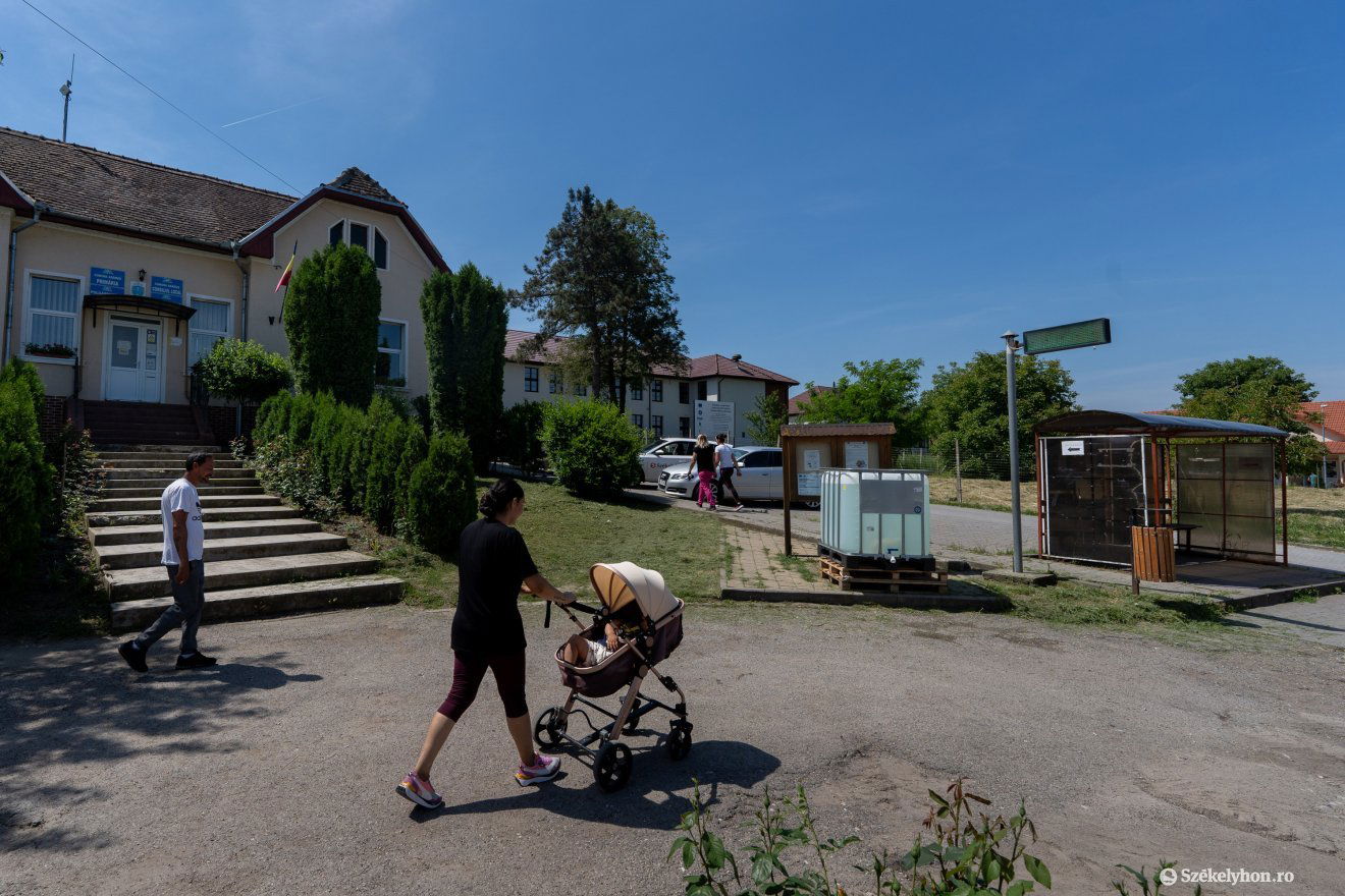 Ádámoson a polgármesteri hivatal elé is kihelyezték az ivóvíztartályt •  Fotó: Haáz Vince