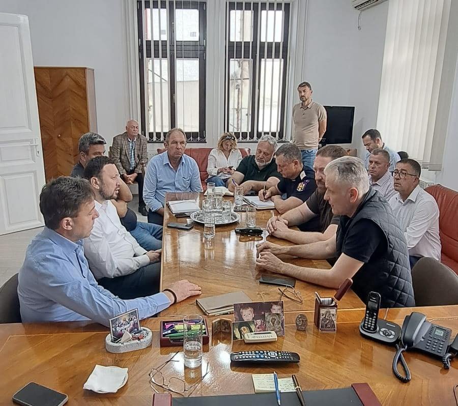 Keresik a gyors megoldásokat Dicsőszentmártonban •  Fotó: Sorin Meghesan közösségi oldala