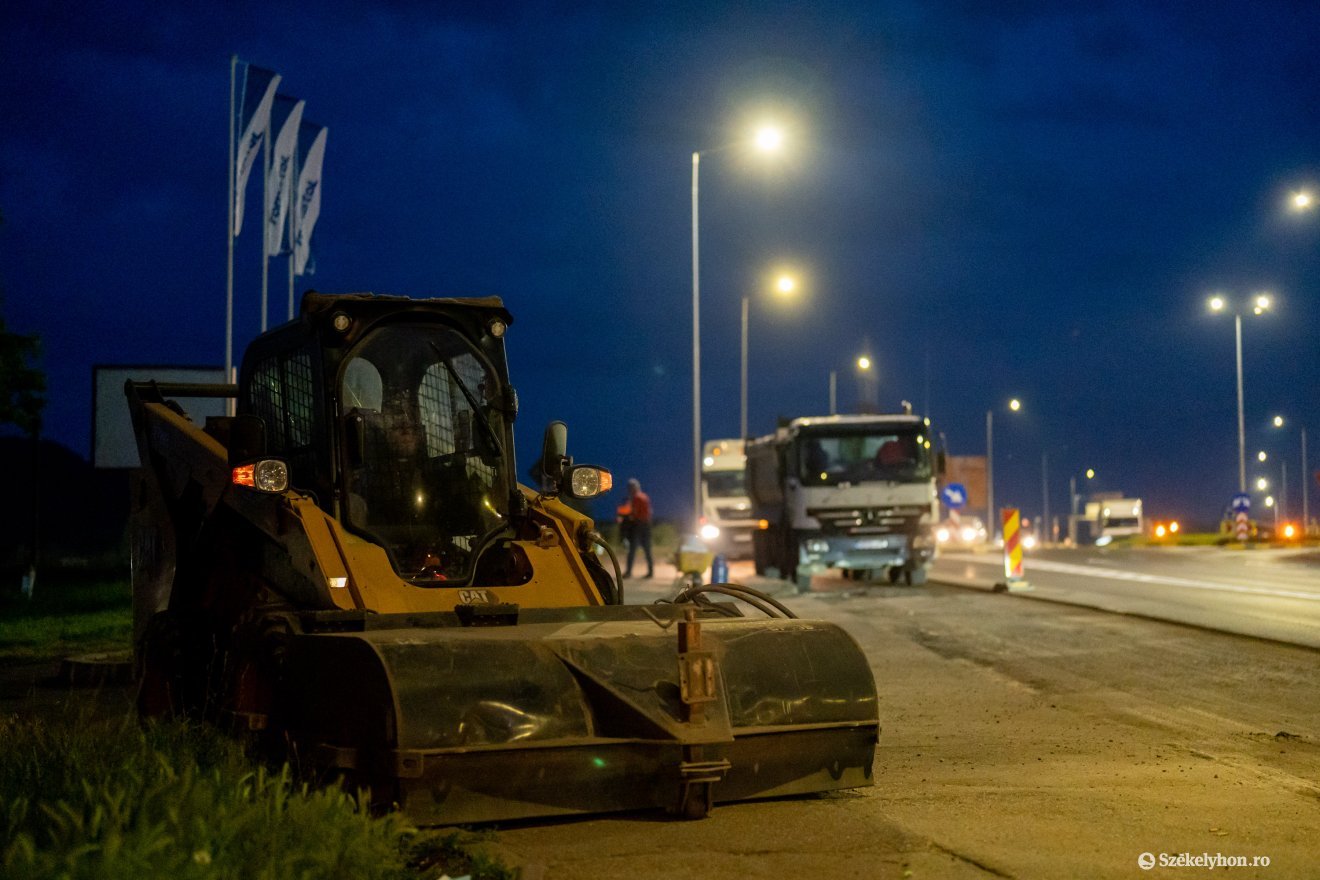 Sötétedés után vonultak az utcára a munkagépek •  Fotó: Haáz Vince