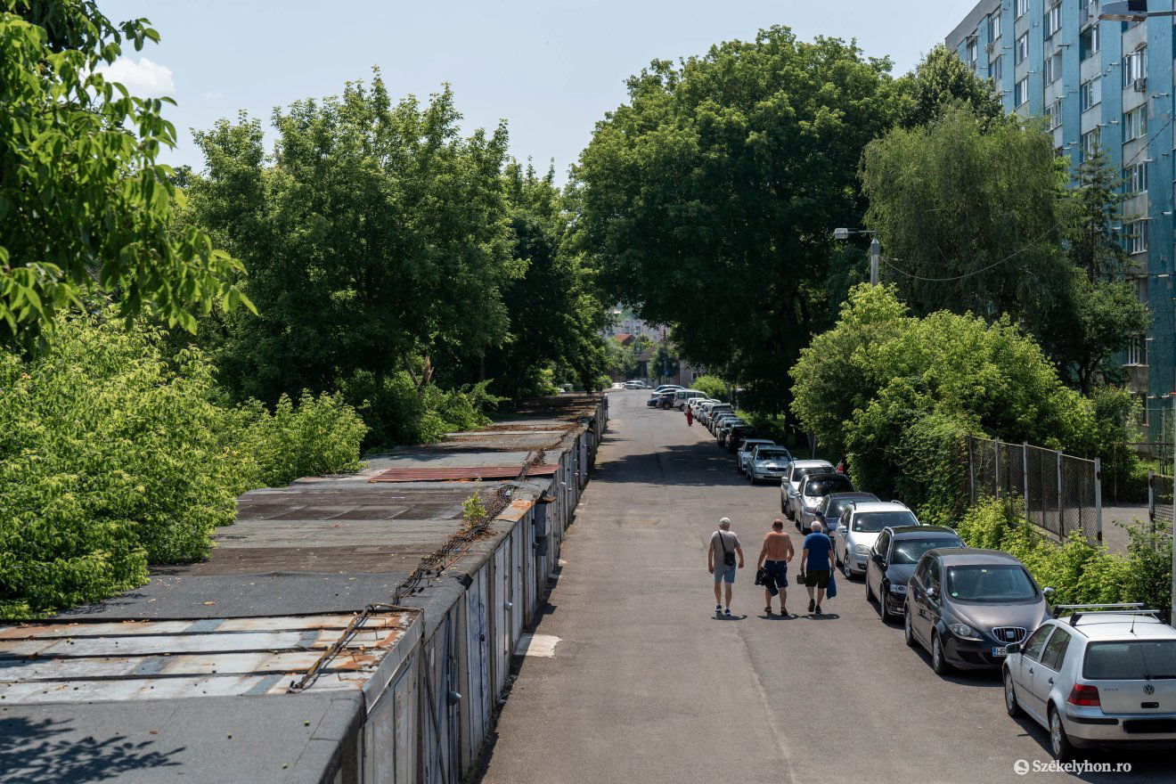 A garázsok biztos nem maradnak meg, a sétány se valószínű •  Fotó: Haáz Vince