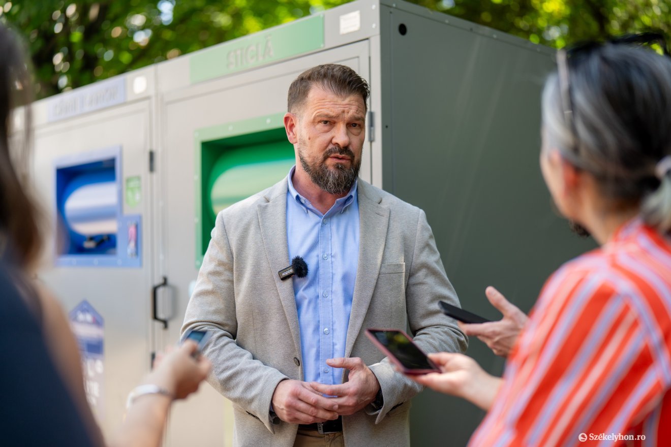 Gombos Csaba városmenedzser mutatta be az első digitális ökoszigetet a sajtónak •  Fotó: Haáz Vince