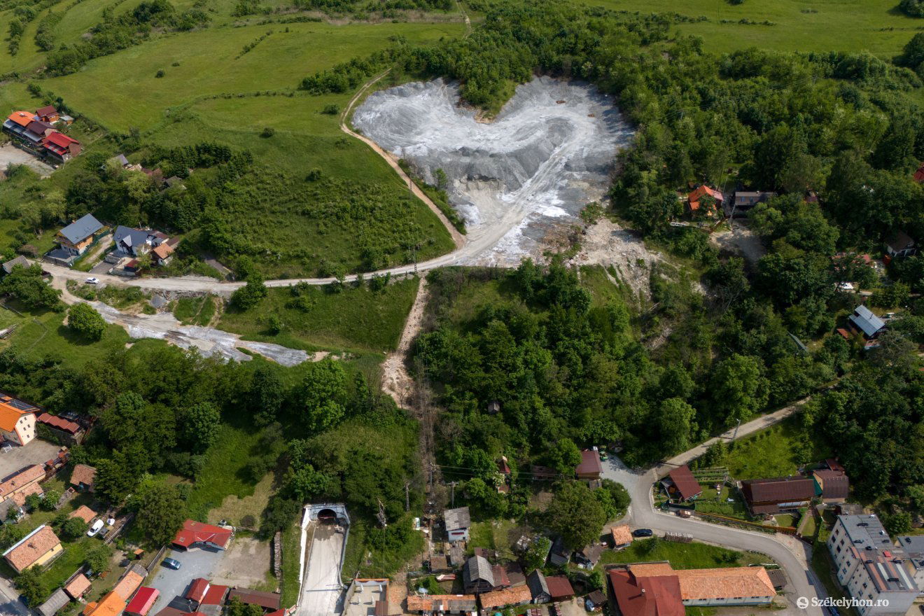Parajd madártávlatból. Sokan adakoznak a helyiek megsegítésére •  Fotó: Haáz Vince