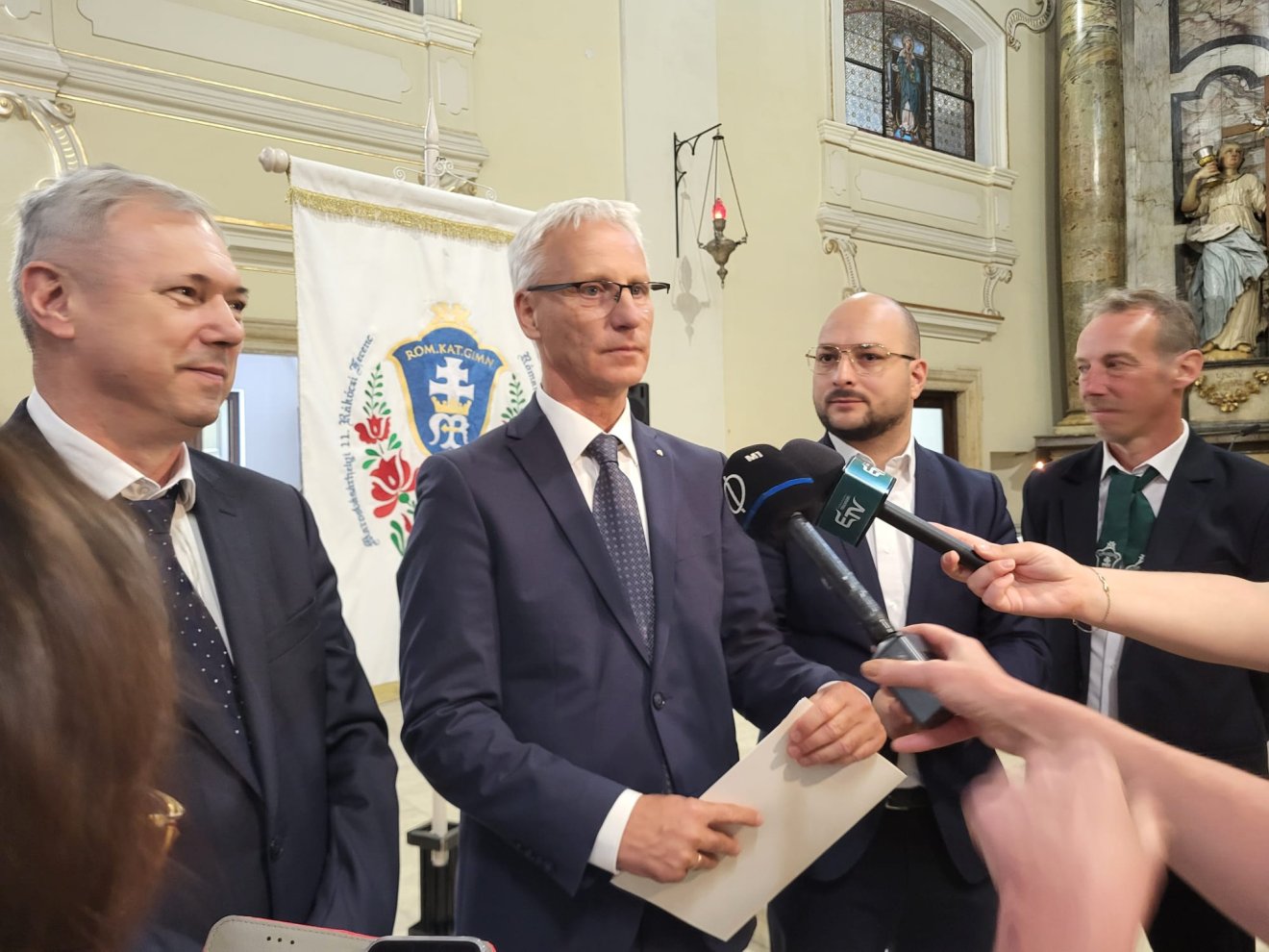 Soltész Miklós államtitkár Péter Ferenc megyei tanácselnök, Kovács Mihály Levente alpolgármester és Tamási Zsolt iskolaigazgató jelenlétében számolt be az új katolikus óvoda támogatásáról •  Fotó: Hajnal Csilla