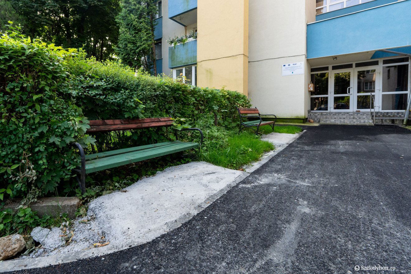 Lebetonozták a régi pad alatt is, leülni ide már alig lehet •  Fotó: Haáz Vince