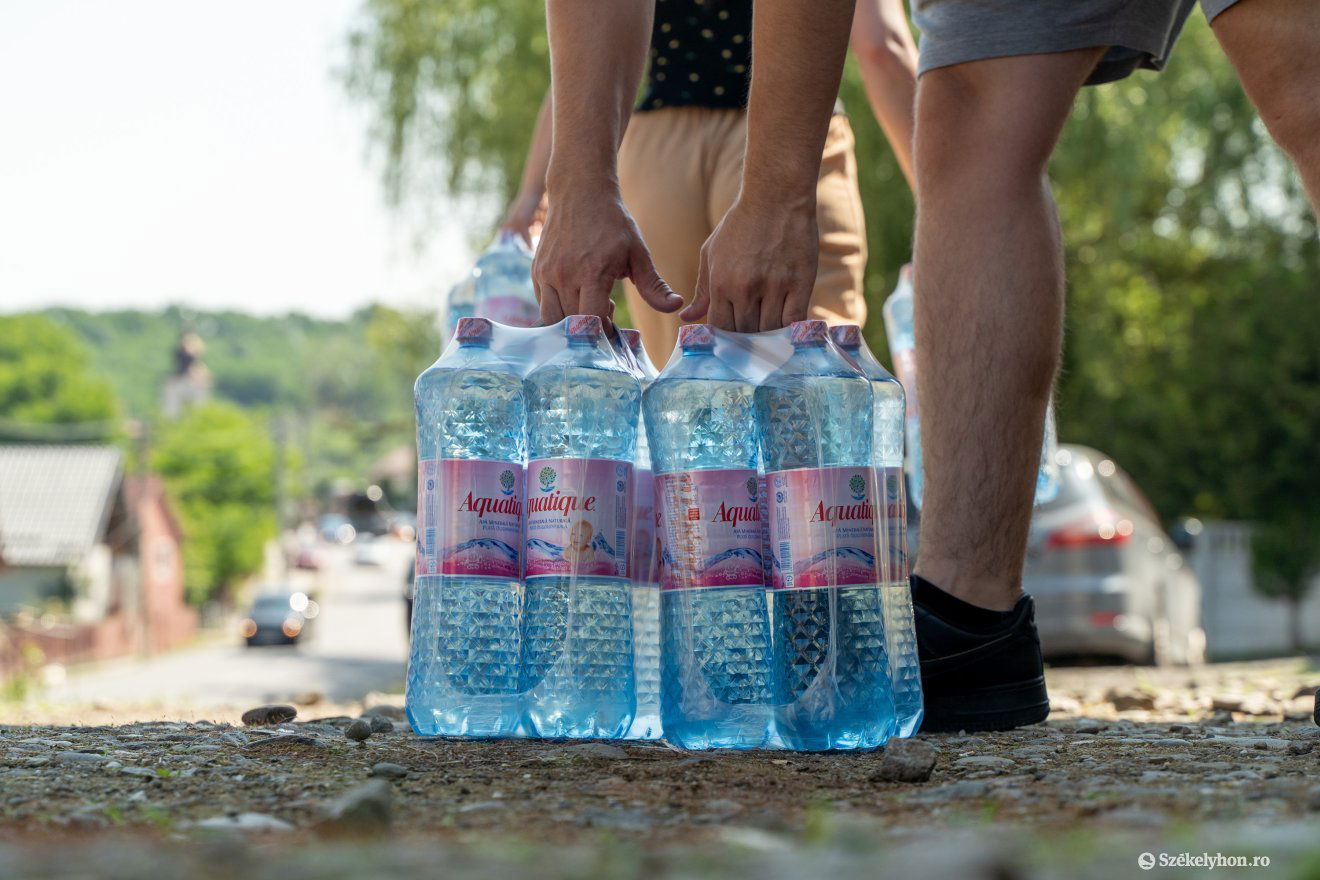 Az idősebbeknek palackozott vizet kell biztosítani •  Fotó: Haáz Vince