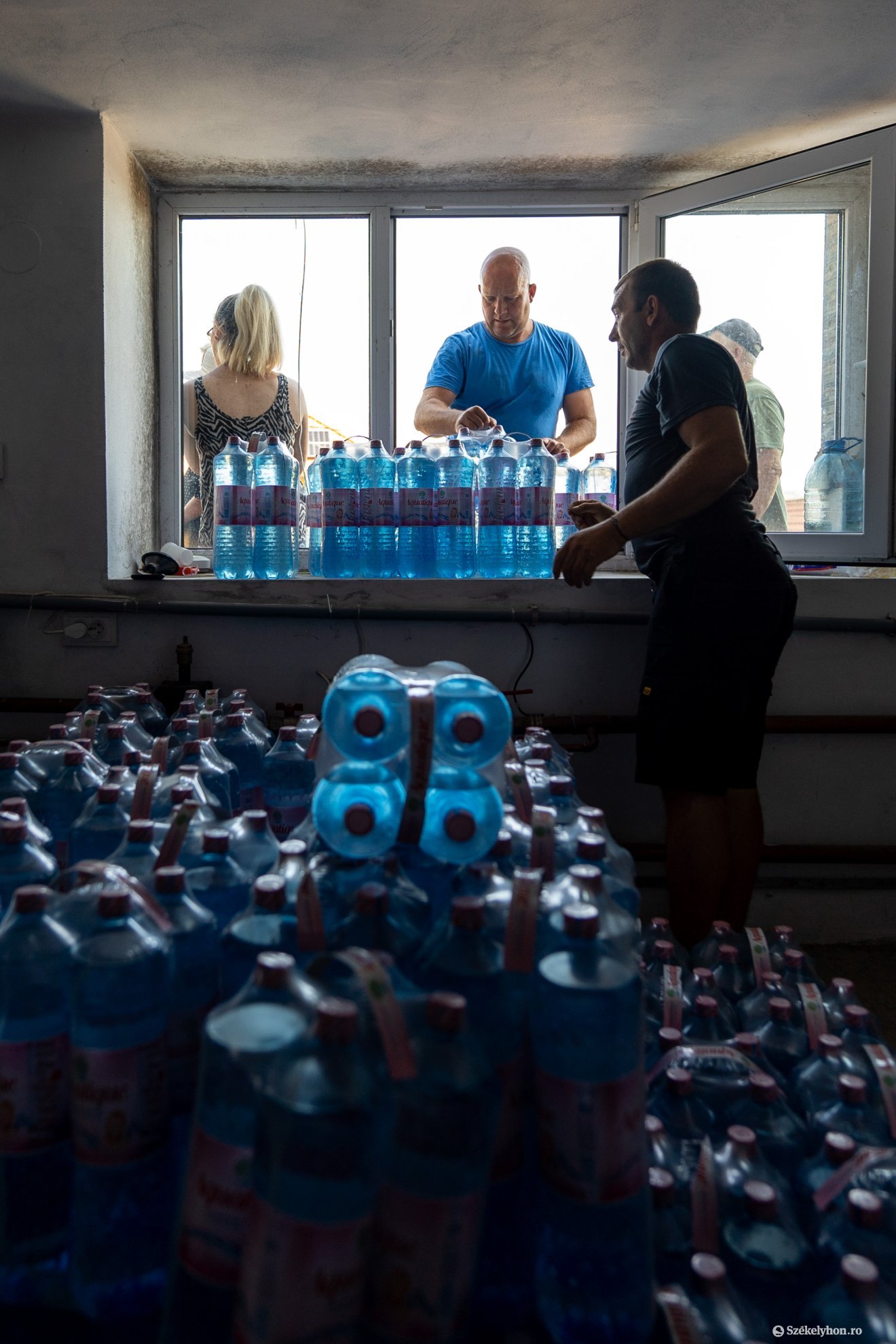 A kultúrotthon alagsorában, hűvösben tartják a palackozott vizet •  Fotó: Haáz Vince