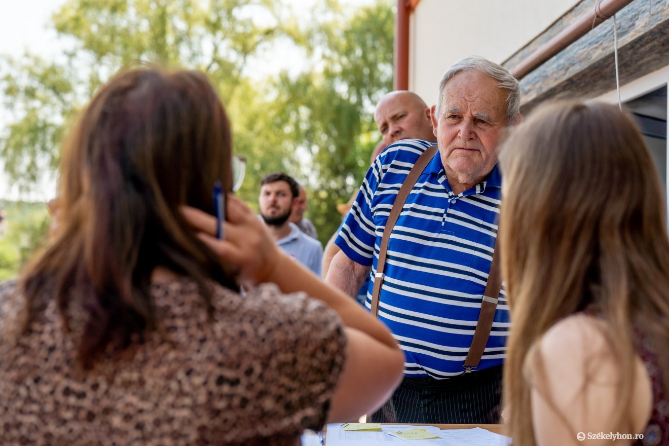 Sorban állnak a palackozott vízért •  Fotó: Haáz Vince