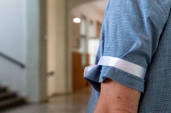 Fehér karszalaggal jelezték a tanárok, nem tehet meg velük bármit a politikum