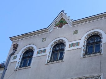 Marosvásárhelyi séta a Zsolnay-kerámiákkal diszített épületek között