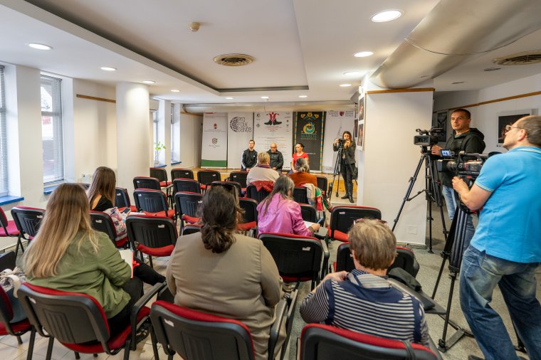Egy színpadon a hat erdélyi hivatásos magyar táncegyüttes
