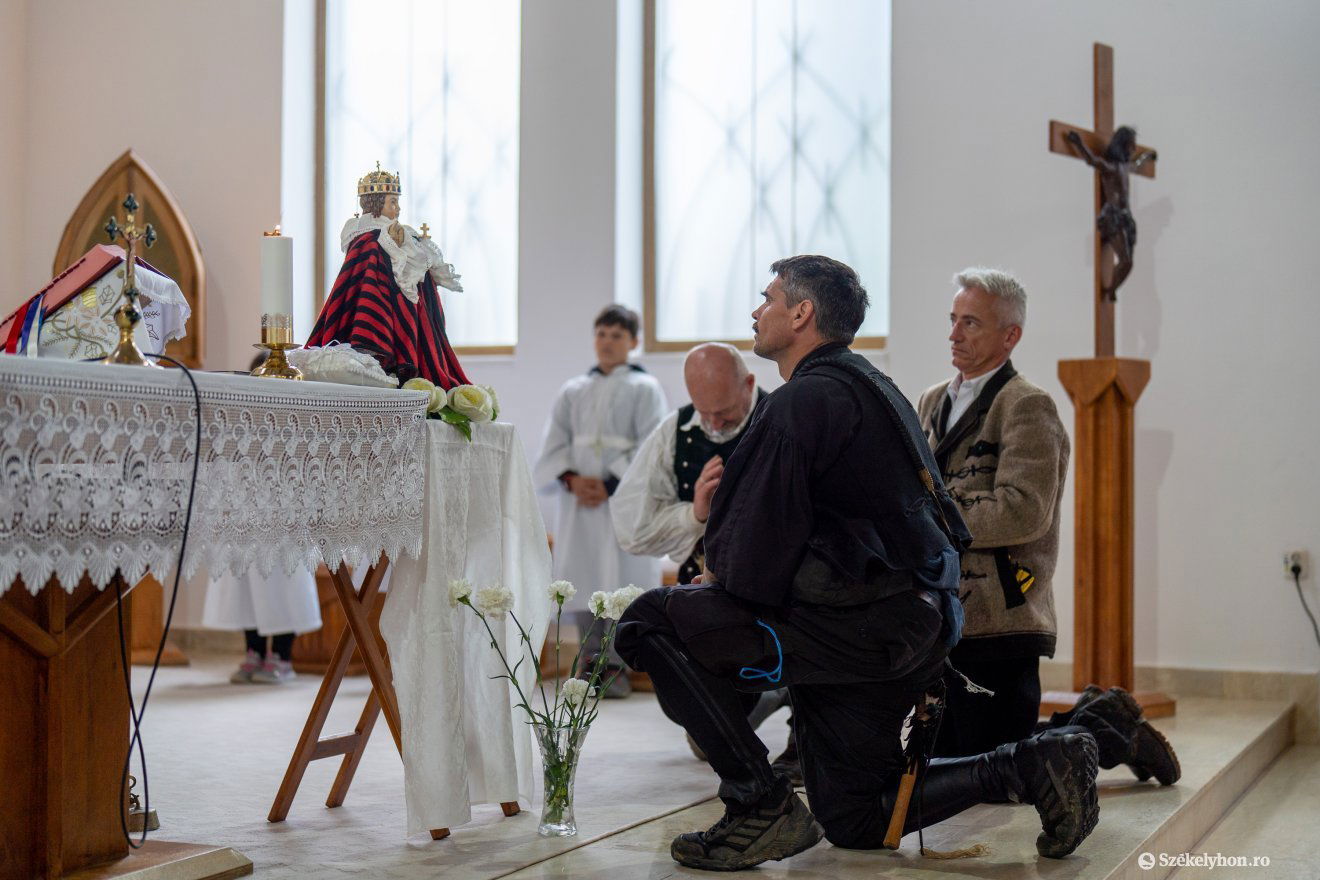A zarándokok Jézus szobra előtt •  Fotó: Haáz Vince