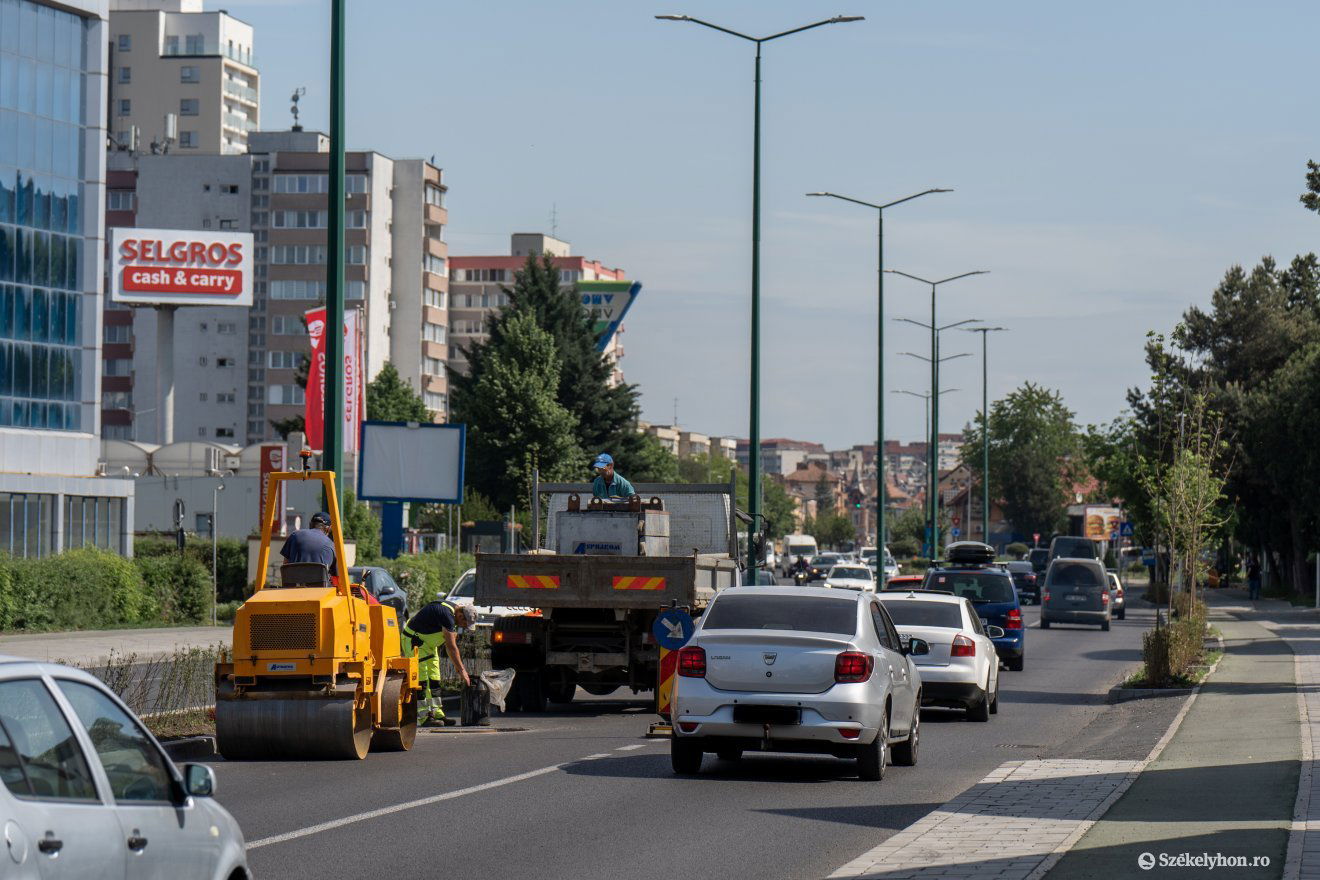 Lépésben halad a forgalom, a reggeli és kora délutáni órákban dugók alakulnak ki •  Fotó: Haáz Vince