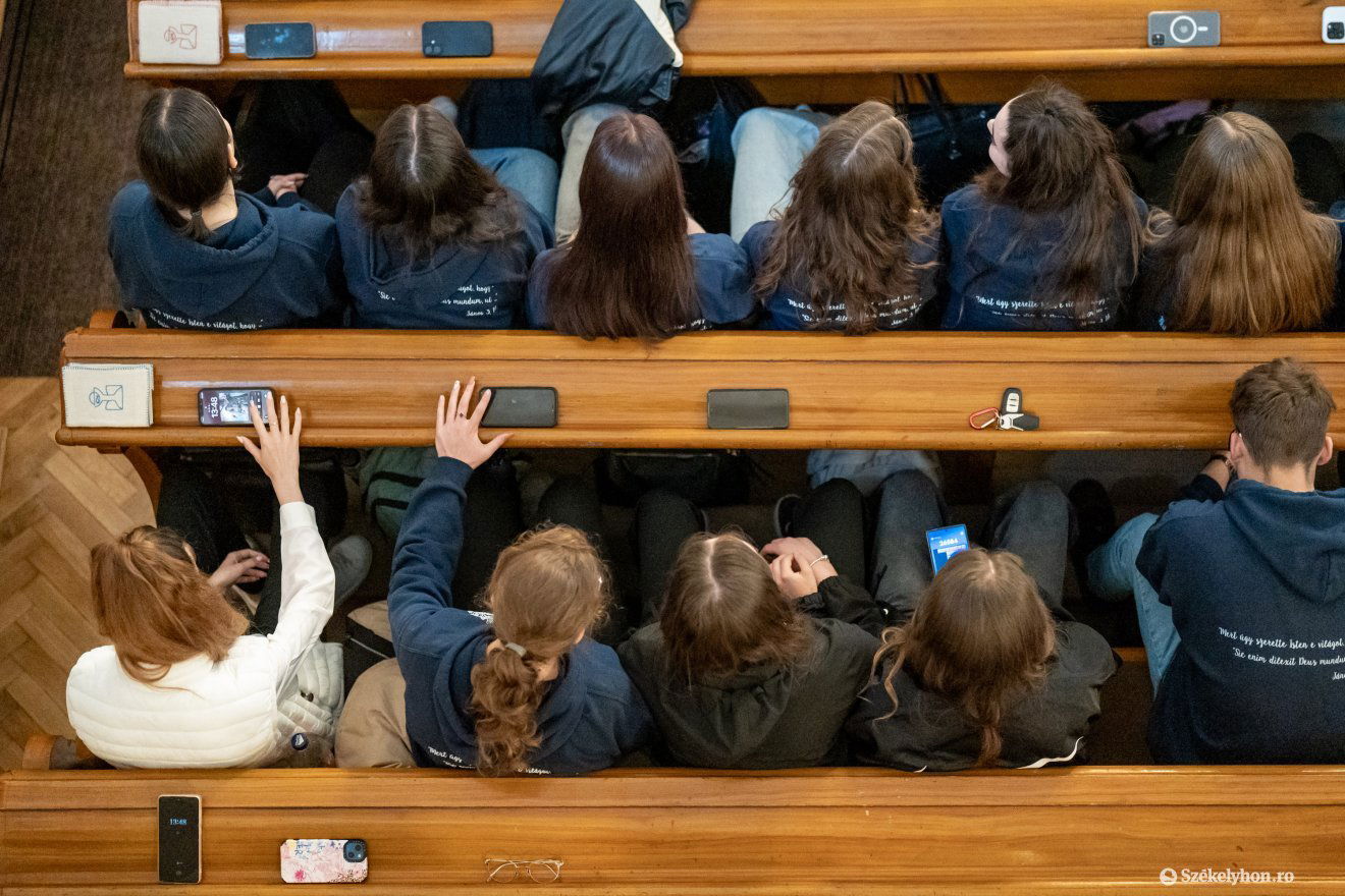 Nagyobb kollégisták a templompadokban •  Fotó: Haáz Vince