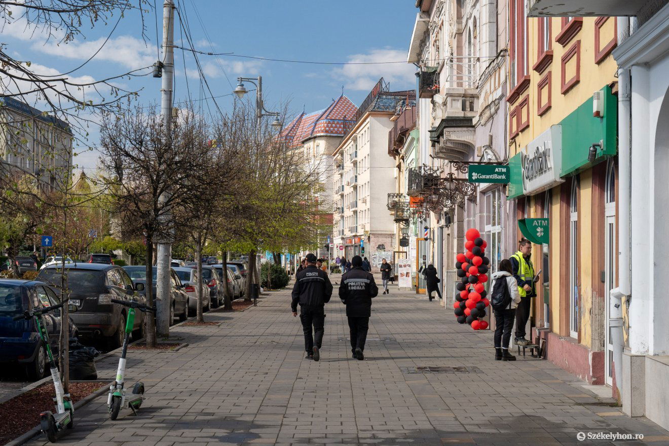 A járőröző helyi rendőrök nem tudják megállítani a koldusokat •  Fotó: Haáz Vince