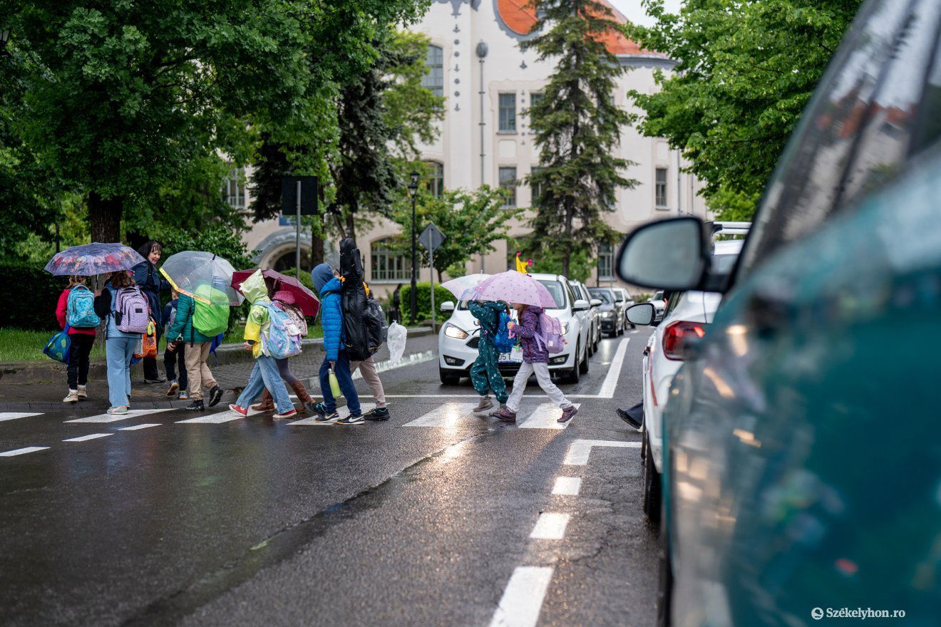 Az eső sem tántorította el az iskolásokat a közös gyaloglástól •  Fotó: Haáz Vince