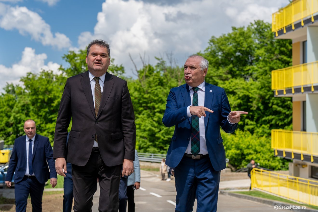 Cseke Attila, fejlesztési miniszter és Leonard Azamfirei, a marosvásárhelyi orvosi egyetem rektora egy munkatelep-látogatáson &bullet;  Fotó: Haáz Vince