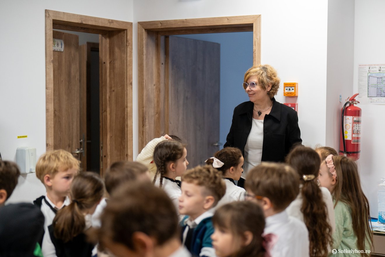 A pedagógusokra hárul a kapunyitogatás és zárás feladata, és ez megnehezíti a munkájukat •  Fotó: Haáz Vince