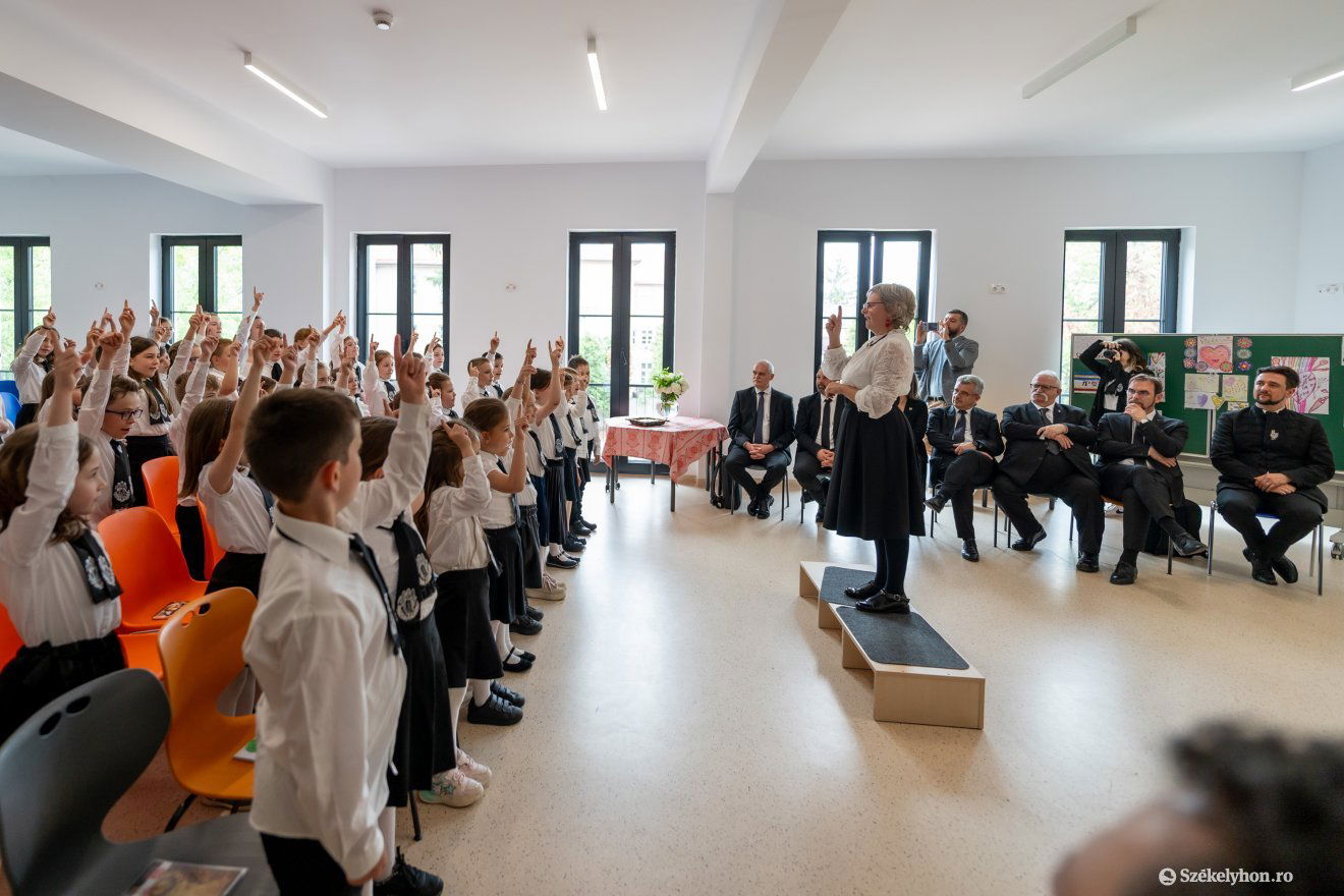 Énekkel köszöntötték a generális vizitáció tagjait •  Fotó: Haáz Vince