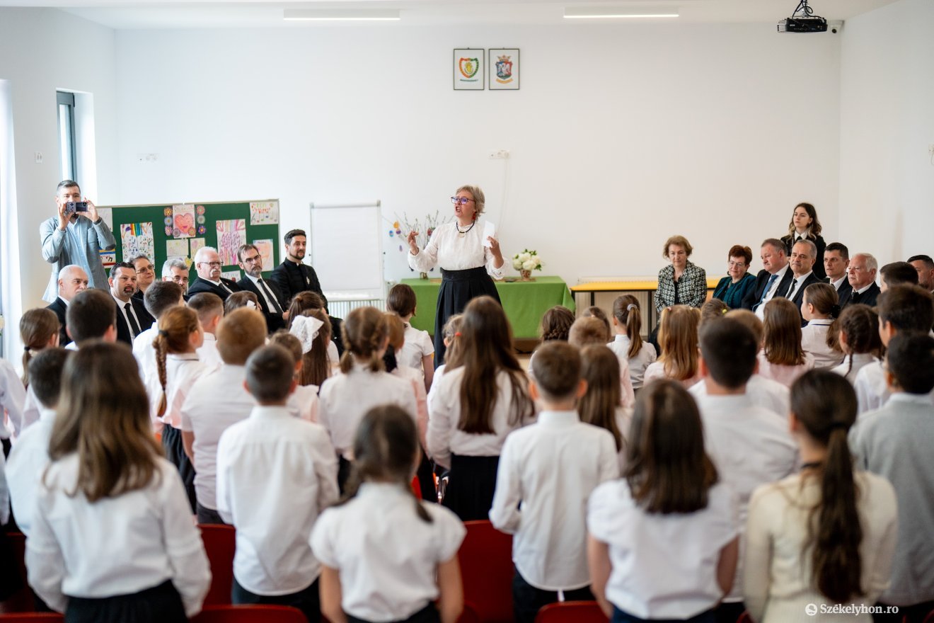 A református egyházkerület vezetőségének tagjai látogatták meg május 8-án a Marosvásárhelyi Református Kollégiumot. Énekkel köszöntötték a generális vizitáció tagjait &bullet;  Fotó: Haáz Vince