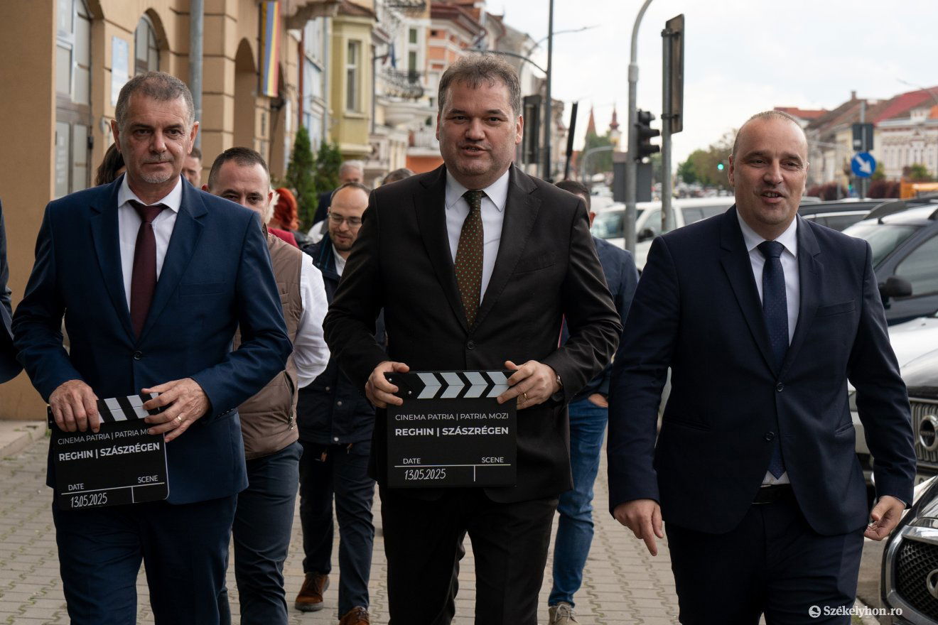 Márk Endre Cseke Attila miniszter és Csibi Attila Maros megyei RMDSZ elnök társaságában •  Fotó: Haáz Vince