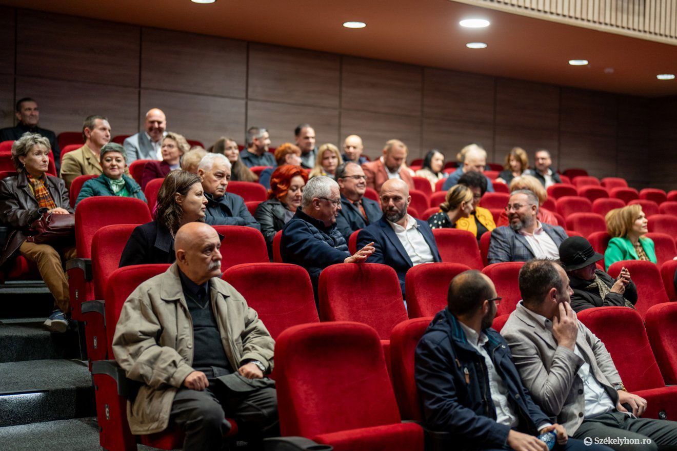 Ki lehetett próbálni a kényelmes székeket a nagyteremben •  Fotó: Haáz Vince
