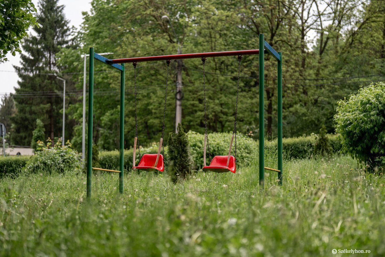 Kisgyermeknek nem egyszerű eljutni a hintáig •  Fotó: Haáz Vince
