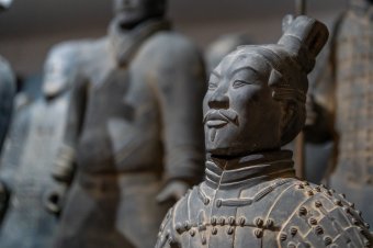 Kínai agyagkatonát lehet nyerni a Maros Megyei Múzeumban