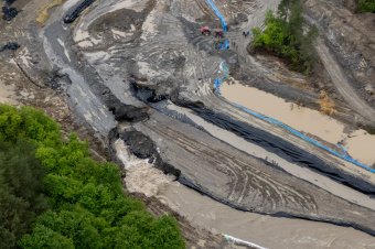 Megnyílt a föld Parajdon: így folyik be a víz a bányába – drónvideó