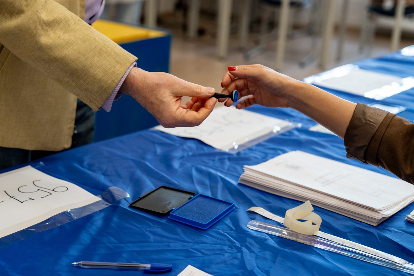 A romániaiak közel fele gondolja úgy, hogy az ország politikai rendszerét teljesen le kellene cserélni