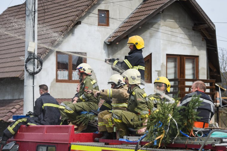 A település, ahol tűzoltótömlővel locsolják meg a lányokat, asszonyokat