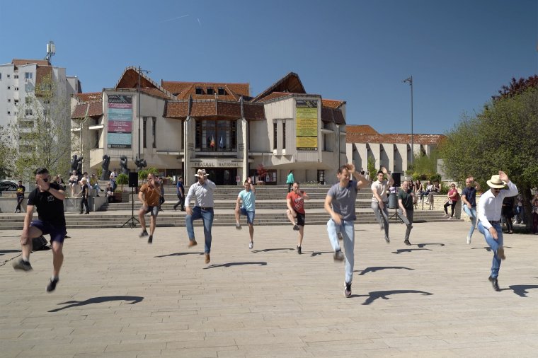Civil ruhás néptáncosok lepték el a Színház teret
