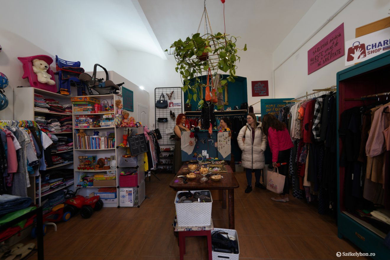 Április óta megújult térben fogadja az ide betérőket a marosvásárhelyi charity shop •  Fotó: Haáz Vince