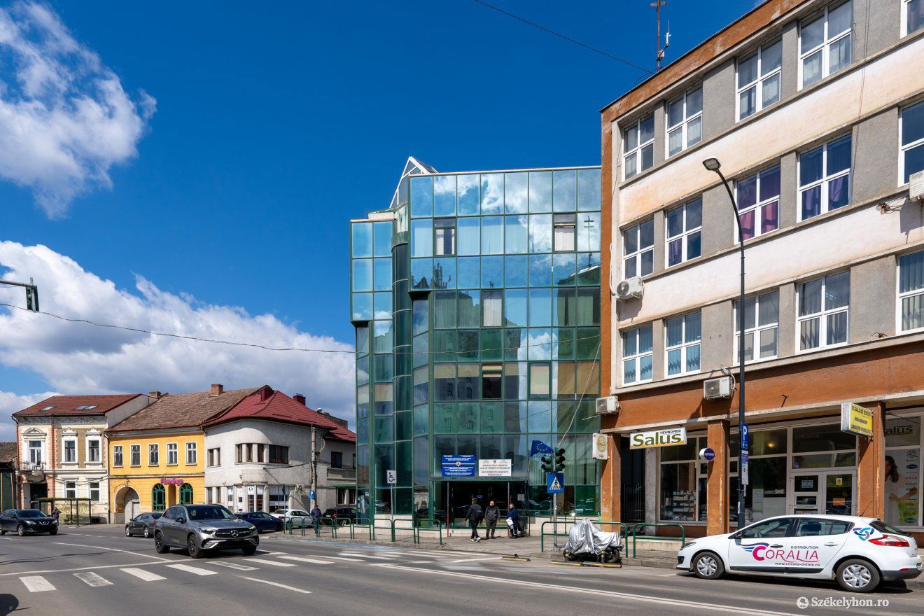 A felújításra váró üvegépület •  Fotó: Haáz Vince
