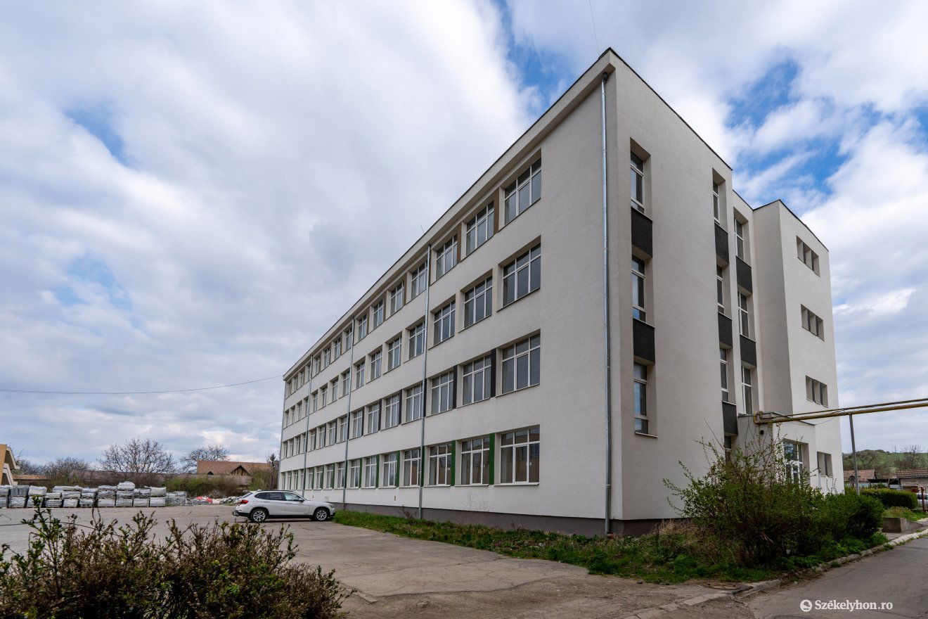 Ide fog költözni a két közhivatal, itt parkolni is lehet •  Fotó: Haáz Vince