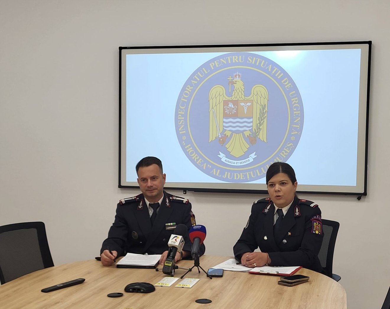 Nuțiu Bogdan és Alexandra Călușeri, a Maros megyei tűzoltóság képviselői számoltak be az intézmény idei megelőzési erőfeszítéseiről •  Fotó: Hajnal Csilla