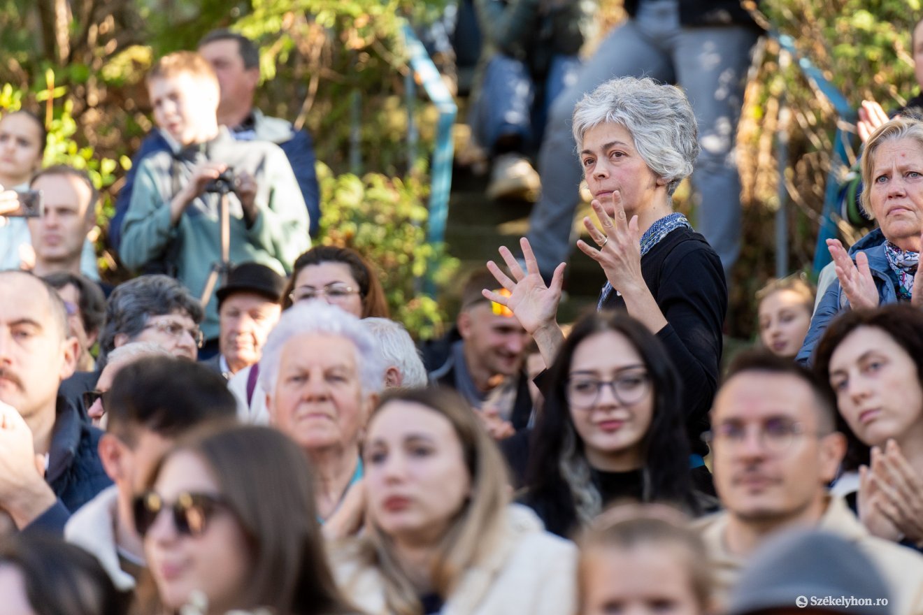 Szotyori Tünde jeltolmácsolta a történetet •  Fotó: Haáz Vince