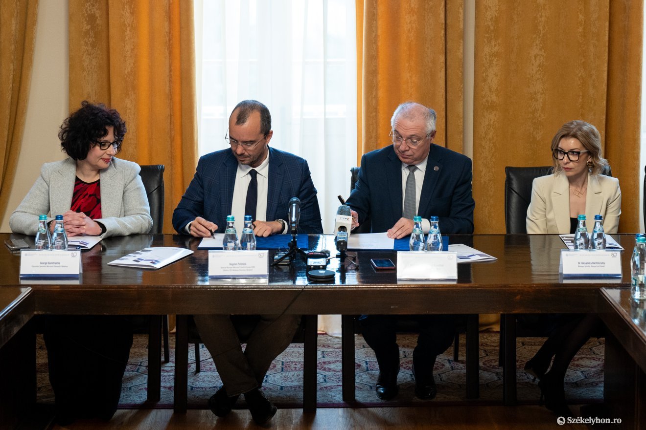 Bogdan Putinică, a Microsoft közép-európai régióért felelős igazgatója és Leonard Azamfirei, a Marosvásárhelyi George Emil Palade Orvosi, Gyógyszerészeti, Tudomány- és Műszaki Egyetem rektora szerint is országos szinten egyedi nyilatkozatot írtak alá •  Fotó: Haáz Vince
