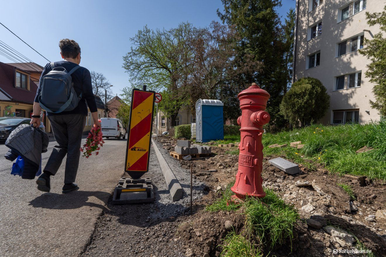 A Trébely utcában járdákat újítanak fel •  Fotó: Haáz Vince